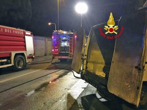 Civitavecchia - Intervento dei vigili del fuoco in via dei Martiri delle Fosse Ardeatine