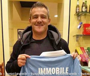 Massimiliano Farris con la maglia di Ciro Immobile autografata per il teatro Caffeina