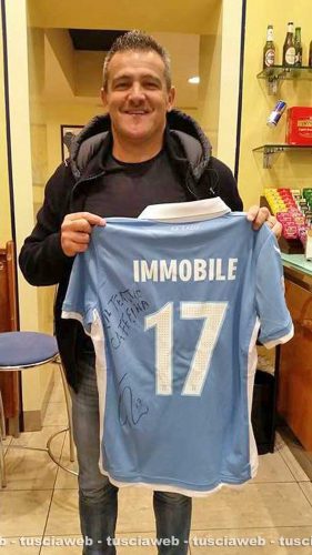 Massimiliano Farris con la maglia di Ciro Immobile autografata per il teatro Caffeina