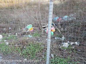 Viterbo - Rifiuti in via Genova, rotonda per Circonvallazione Giorgio Almirante