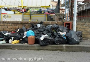 Viterbo - Rifiuti in via Beata Maria De Mattias