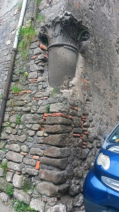 Viterbo - Via del Collegio - Colonna e capitello corinzio