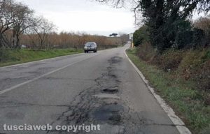 Buche sulla Cassia sud