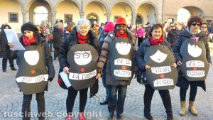 Viterbo - Piazza del Comune - La manifestazione di Non una di meno