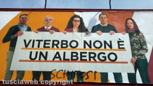 Viterbo - Il cartello del movimento Viterbo 2020 con la scritta "schifosi"