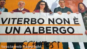 Viterbo - Il cartello del movimento Viterbo 2020 con la scritta "schifosi"
