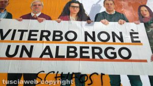 Viterbo - Il cartello del movimento Viterbo 2020 con la scritta "schifosi"