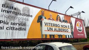 Viterbo - Il cartello del movimento Viterbo 2020 con la scritta "schifosi"