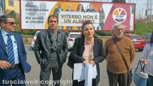 Chiara Frontini sotto il manifesto del movimento con la scritta "Viterbo non è un albergo"