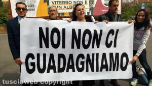 La protesta di Vitebo 2020 che esibisce il cartello "Noi non ci guadagniamo"