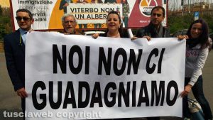 La protesta di Vitebo 2020 che esibisce il cartello "Noi non ci guadagniamo"
