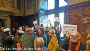 Viterbo - La protesta in consiglio comunale sull'accattonaggio molesto