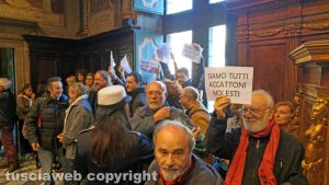 Viterbo - La protesta in consiglio comunale sull'accattonaggio molesto