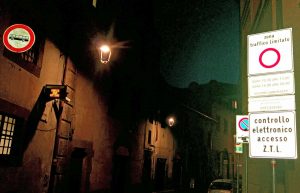 Viterbo - il cartello all'inizio della ztl in via San Lorenzo