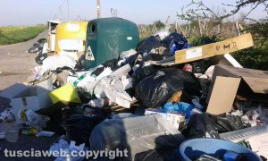 Viterbo - Degrado e inciviltà in strada Freddano 