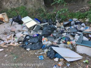 Viterbo - Discarica a cielo aperto in strada Riello
