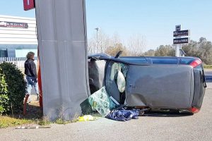 Viterbo - Cassia nord, auto si ribalta