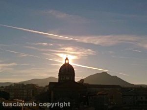 Viterbo - L'alba sulla basilica di santa Rosa - Lo scatto di Claudio Santini