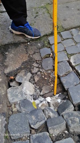Viterbo - Buca in via Cacciamele