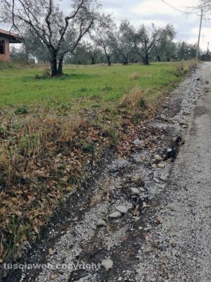 Viterbo - Voragini e buche su strada Salemme