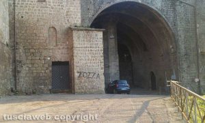 Viterbo - La scritta "Zozza" su un muro