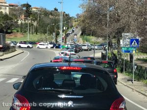 Viterbo - Traffico in tilt alla rotonda di Valle Faul