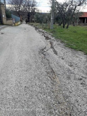 Viterbo - Voragini e buche su strada Salemme