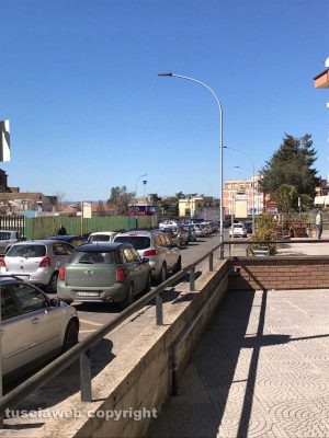 Viterbo - Traffico in tilt in via Carlo Cattaneo
