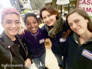 Elodie al Mercatino di Viterbo & Tuscia con le commesse