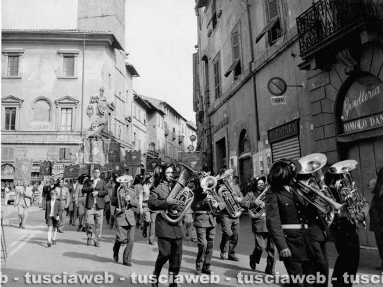 La sfilata dei Bersaglieri nel 1973 in piazza del Comune a Viterbo