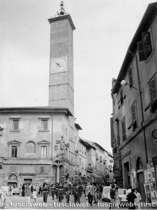 La sfilata dei Bersaglieri nel 1973 in piazza del Comune a Viterbo