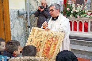 Viterbo - Boccioli, rosine e sbandieratori in corteo per santa Rosa