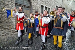 Viterbo - Boccioli, rosine e sbandieratori in corteo per santa Rosa
