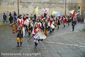 Viterbo - Boccioli, rosine e sbandieratori in corteo per santa Rosa