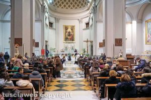 Viterbo - Boccioli, rosine e sbandieratori in corteo per santa Rosa
