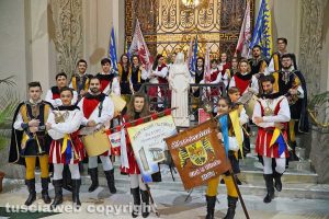 Viterbo - Boccioli, rosine e sbandieratori in corteo per santa Rosa