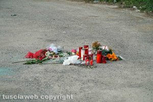 Femminicidio-suicidio a Orte - I fiori sulla piazzola del dramma