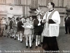 Viterbo - Don Gabriele in processione coi bambini della prima comunione