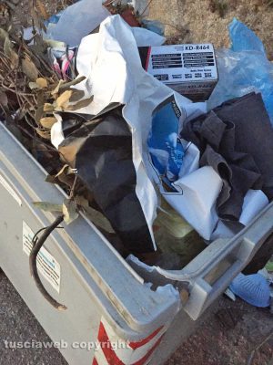 Viterbo - Cassonetti per la plastica in località Merlano