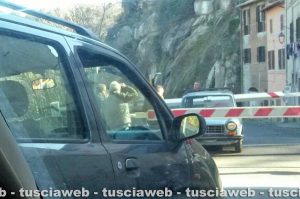 Bagnaia - L'auto bloccata al passaggio a livello
