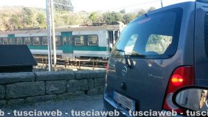 Bagnaia - Auto bloccata al passaggio a livello - Il treno