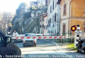 Bagnaia - L'auto bloccata al passaggio a livello