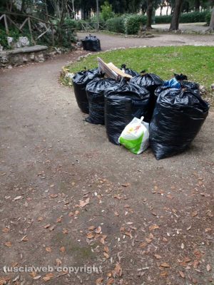 Viterbo - Rifiuti a Prato Giardino Lucio Battisti