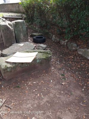 Viterbo - Rifiuti a Prato Giardino Lucio Battisti
