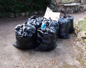 Viterbo - Rifiuti a Prato Giardino Lucio Battisti