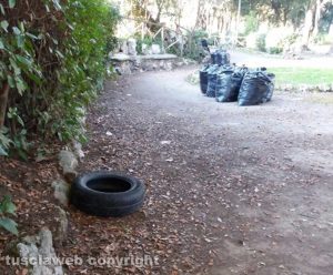 Viterbo - Rifiuti a Prato Giardino Lucio Battisti