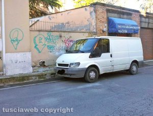 Viterbo - Furgoncino fermo a via Isonzo