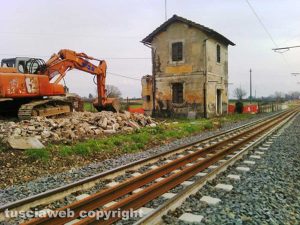 Cantiere di Via Falerina: abbattuto il casello ferroviario