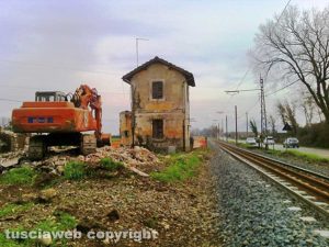Cantiere di Via Falerina: abbattuto il casello ferroviario