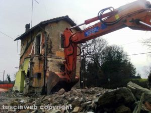 Cantiere di Via Falerina: abbattuto il casello ferroviario